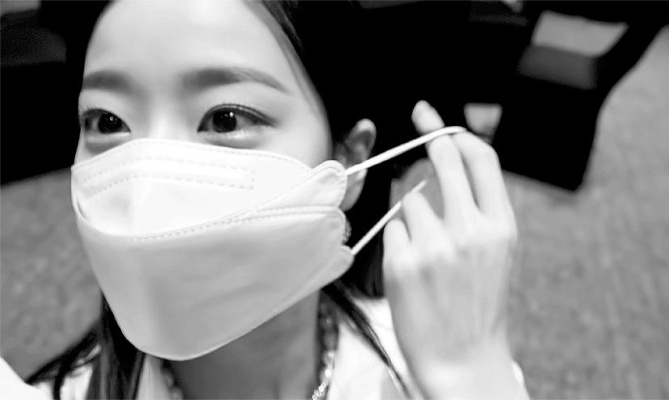 Lee Na-eun, who takes off her mask.
