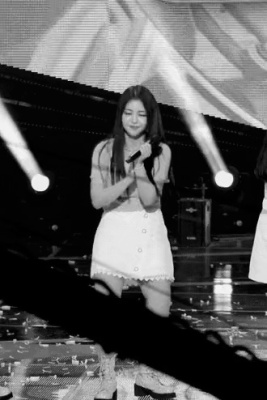 No. 1 Brave Girls single-footed, sobbing on the encore stage.