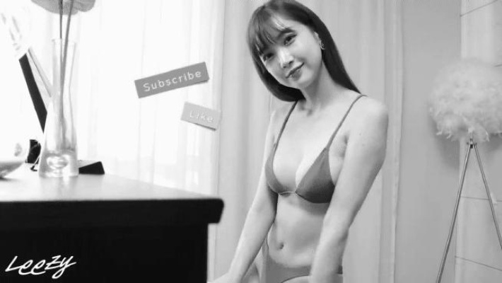 Hae-in, who plays the piano in a bikini.