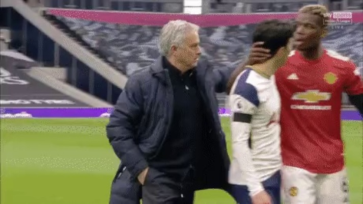 Son Heung-min is turning a blind eye to Mourinho after the game ends.gif