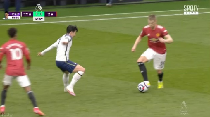 Son Heung-min's face is punched.