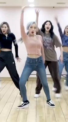 Dreamcatcher Gahyeon Tight Cardigan and Jeans
