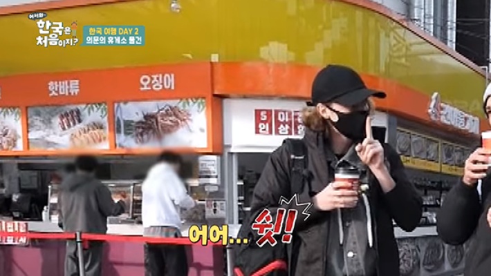 A foreigner who was suddenly surprised while sightseeing in Korea.jpg