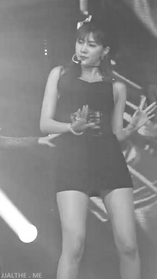 Oh Ha-young wearing a waistband short skirt