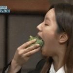 Um Ji-won wipes Hyeri's mouth.