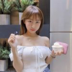 Pyo Eun-ji is eating ice cream.