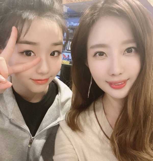Chae-yeon and Shin Ye-ji Announcer
