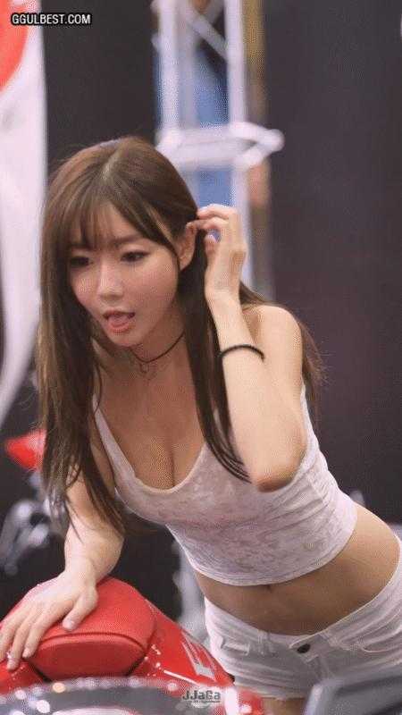 Lacing model Choi Seul-gi String sleeveless shirt ㄷ-shaped
