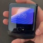 Smartphone where the past and present coexist.GIF