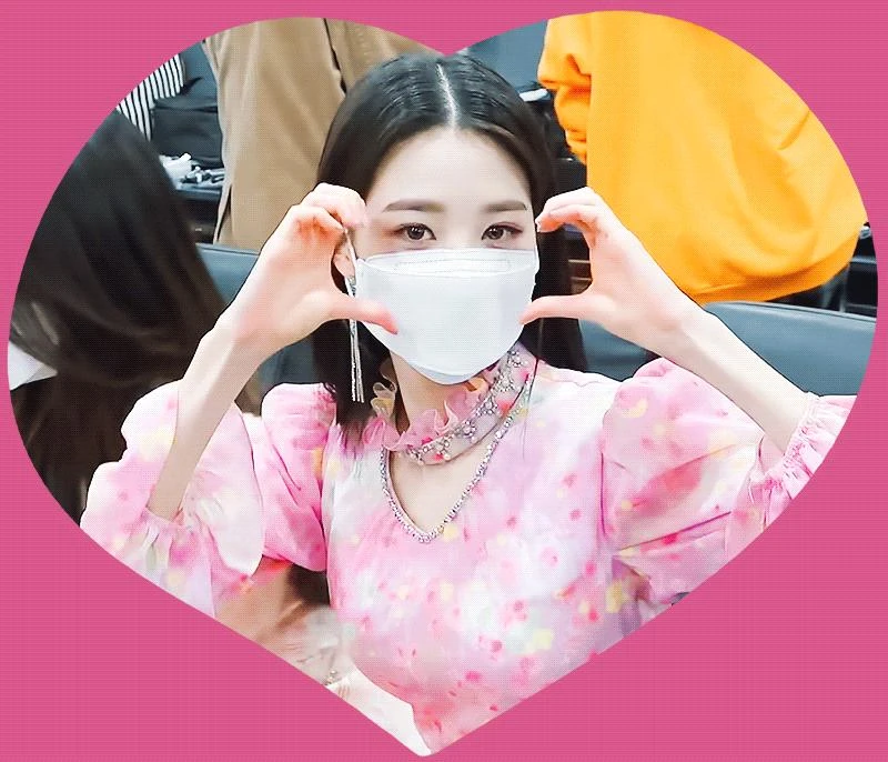 Jang Won-young is wearing a mask and sending hearts.