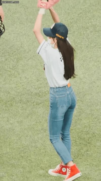 OH MY GIRL Yoo Ah throwing the first pitch