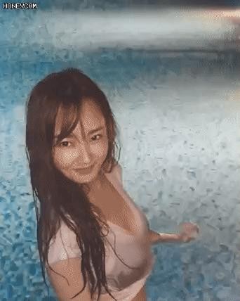 Woo-hee, perfect figure in the pool in the middle of the night.