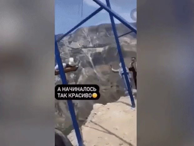 Swing on a cliff and the rope broke and fell.GIF