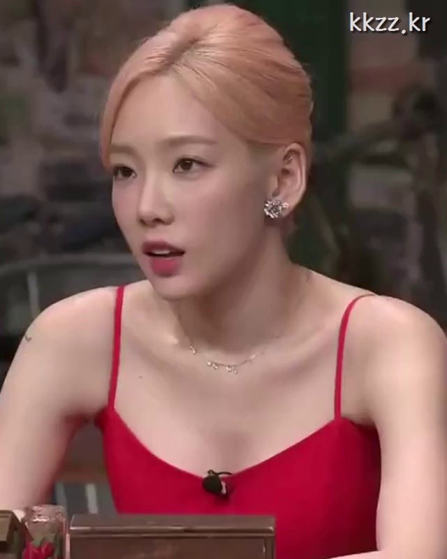 A cool-looking red dress, Taeyeon.