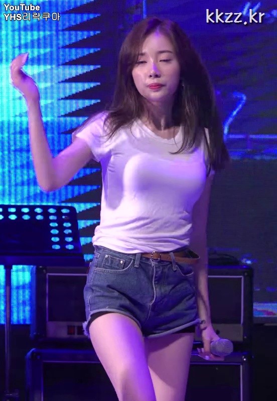 Yoon Chae-kyung's unique T-shirt fit