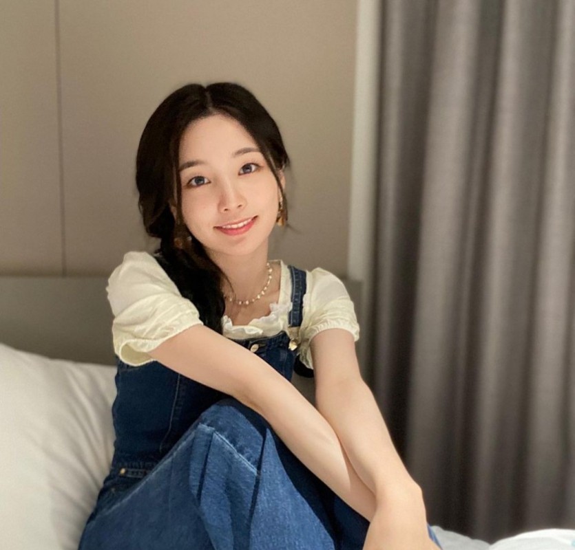 Daily Yeon-hee's blue overalls
