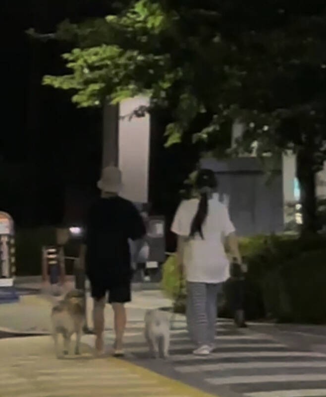 [Exclusive] "Couple item, sweet eye contact."Red Velvet's Joy ♥ Crush on a dog walk date.