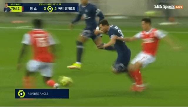Heartwarming Leagueang gif to rebuild Messi who's about to fall over a tackle.