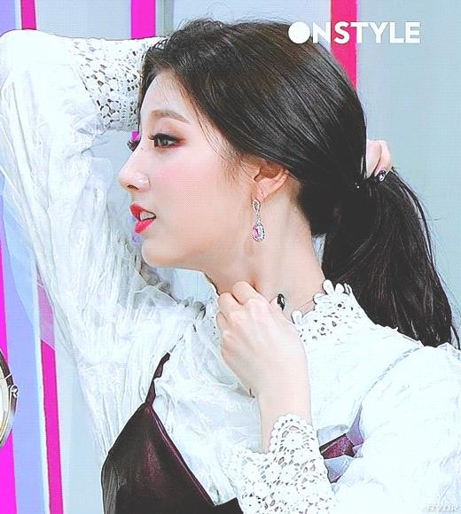 The youngest member of Lovelyz, Ye-In's neckline.