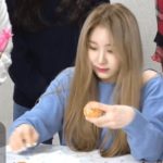 CHAE YEON eats tangerines in one bite.