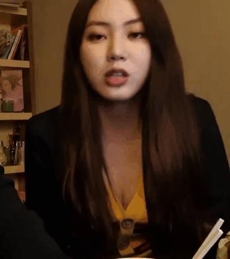 CLC's Eunbin, who's obviously careless!