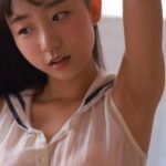 Eun Ji who cools off her armpit sweat.
