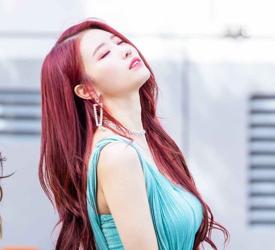 Goddess outfit, red-haired Mi-Joo.