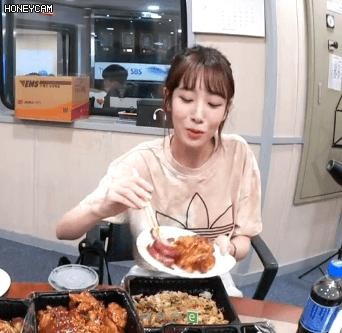 Lovelyz's pure Ji-Ae using chopsticks Ye-In.