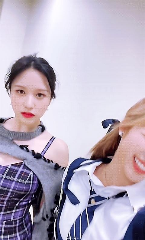 MINA and SANA burst into laughter while making model faces.