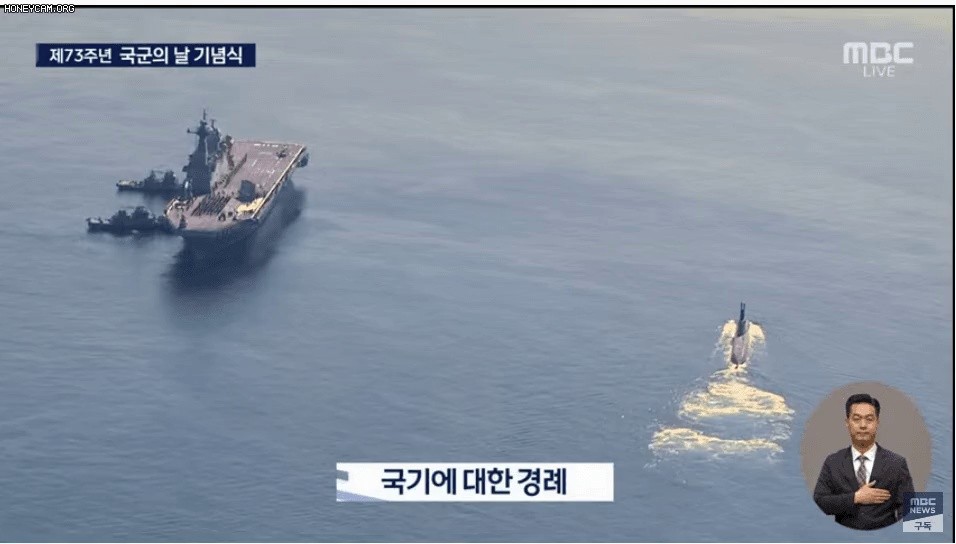 Please stand up from your seats and face the Taegeukgi of SLBM Ahn Chang-ho, not the podium.