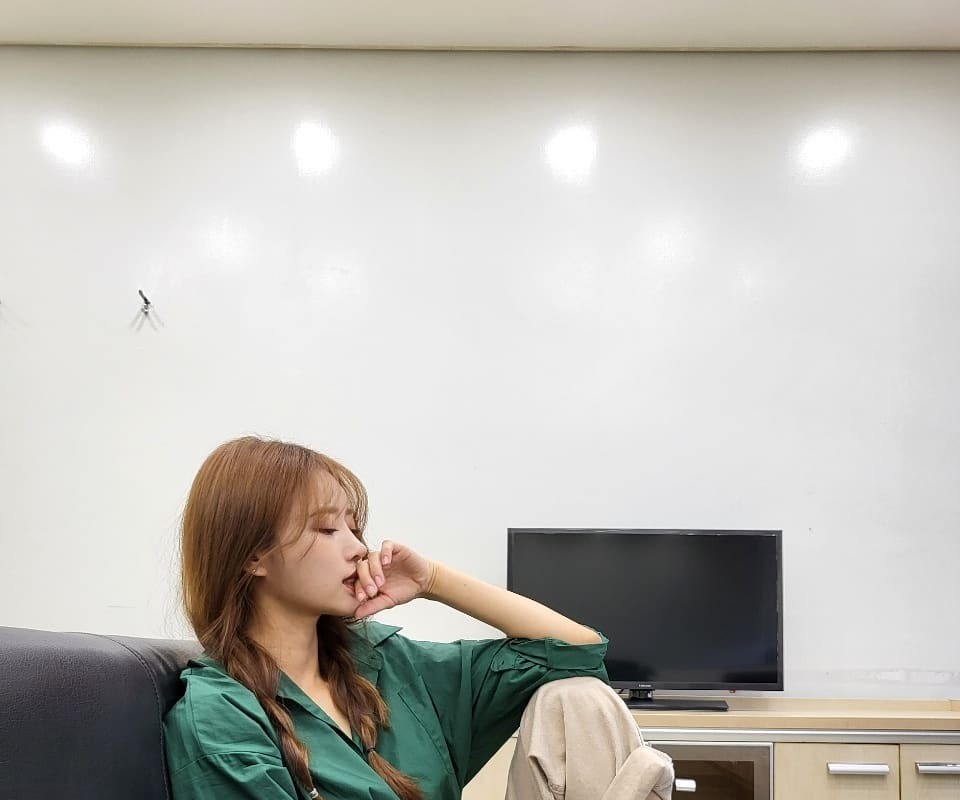 On the sofa in the waiting room, I'll show you my thighs on Lovelyz Instagram.