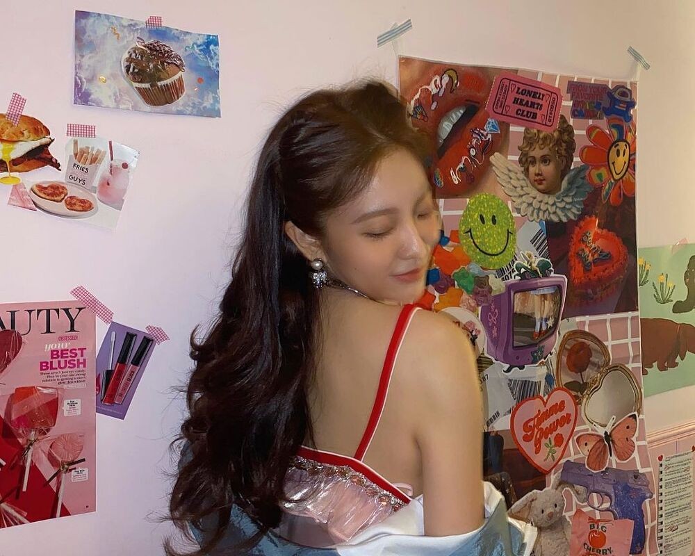 YERI wearing a pink slip and seducing her with her back.