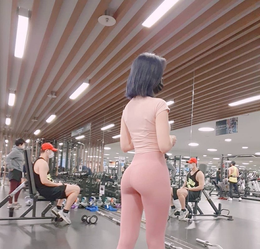 A woman who steals the attention of the gym.