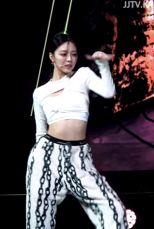 White cropped T-shirt. ITZY YUNA.