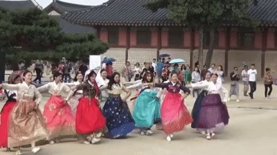 Students intruded during the Gyeongbokgung Traditional Music Concert.mp4