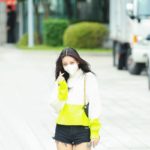 ITZY YUNA's long boots, beautiful body on the way to work.
