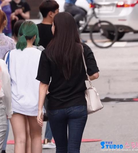 MOMOLAND's Yeonwoo jeans fit from the back.