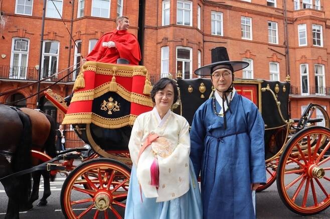 I'm especially prepared for the popularity of the Korean ambassador Kingdom who met the queen of England.