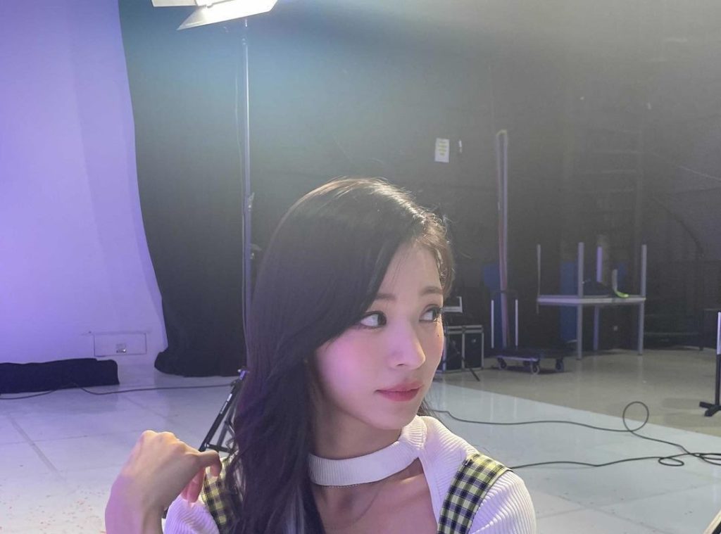 fromis_9's Lee Chaeyoung, who exposed her dizzying breastbone, high definition.