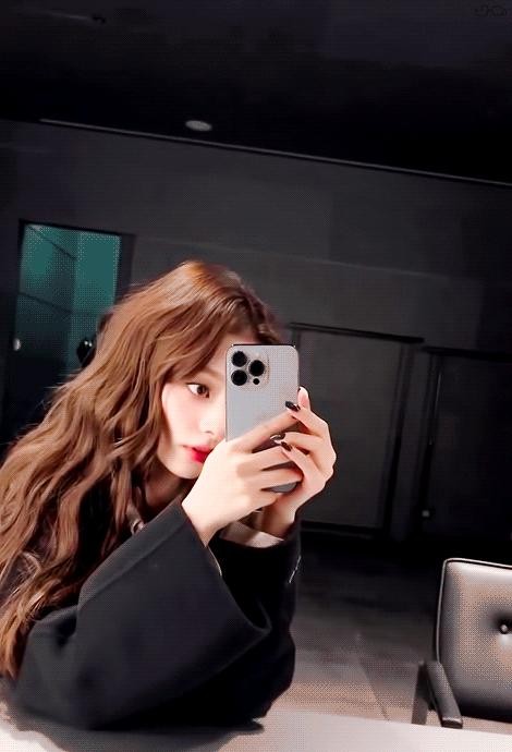 Zooming in is fromis_9 Nagyung.