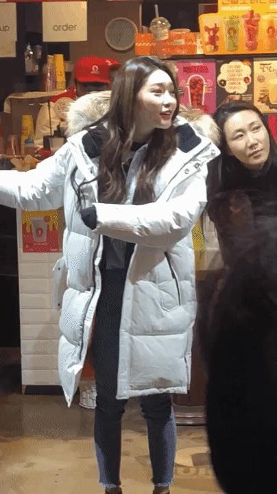 Chung Ha's reaction to meeting someone she knows on the street.