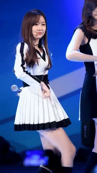 Exciting length of skirt. GUGUDAN MIMI.