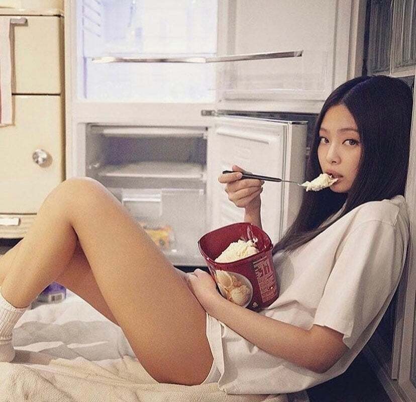 JENNIE of BLACKPINK is missing wearing a white t-shirt and only a white underwear.