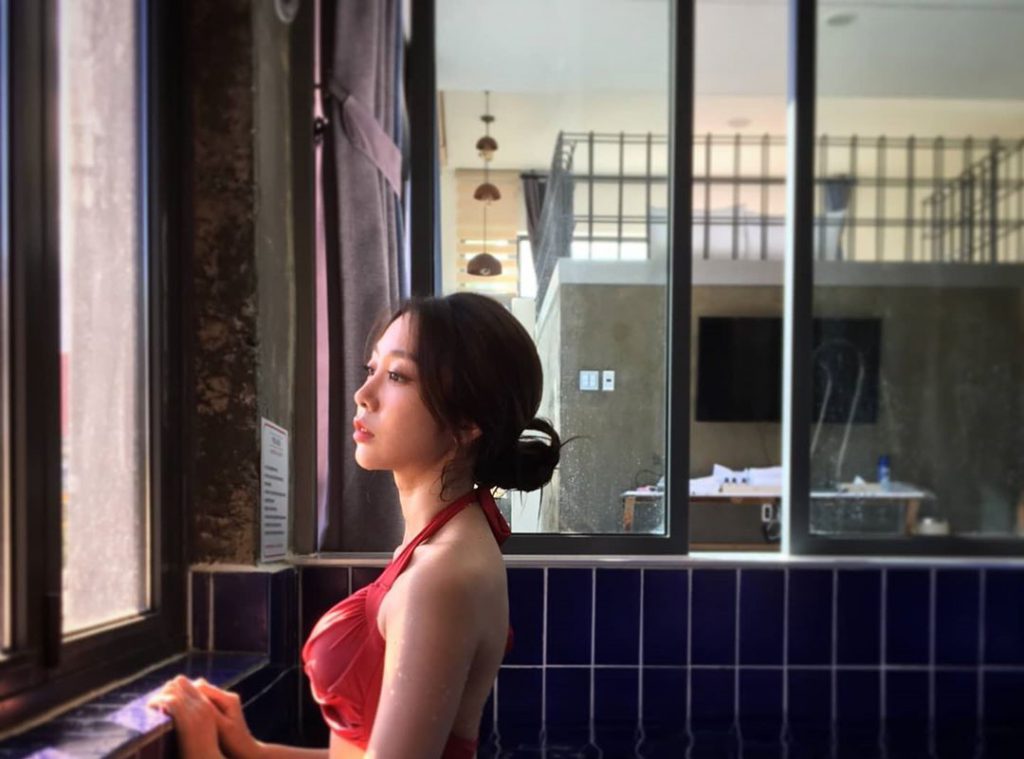 Lovelyz's Seo Jisoo showed off her red bikini body.