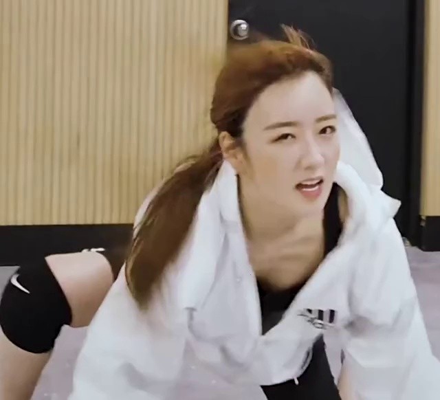 Sporty look. Heavy Yoon Bomi.