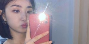 Brave Girls YUNA mirror selfie.