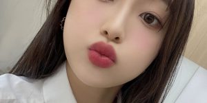 Cute round lips Chuu.