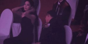 Han Sohee and Yoo Ahin gif shyly greet each other at the awards ceremony.