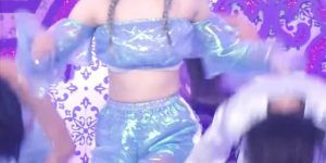 Off-shoulder pear-exposed outfit. Sunny skin, DAHYUN.