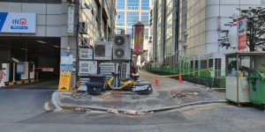 The ruptured pillar of the sinkhole in the commercial building at Madu Station.jpg